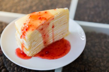 çilek soslu krep pasta