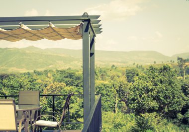 Restoranda ahşap masa