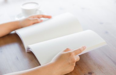 Ellerini aç boş katalog, dergi, kitap sahte