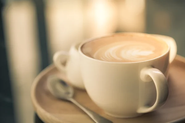 Sıcak latte sanat masada kahve — Stok fotoğraf