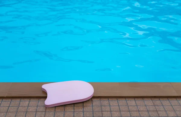 スイミング プールでピンクのボディー ボード — ストック写真