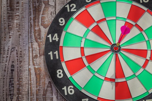 Dartboard na parede de madeira — Fotografia de Stock