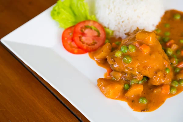 Curry de pollo servido con arroz — Foto de Stock