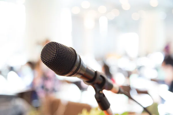Microfone preto na sala de conferências — Fotografia de Stock