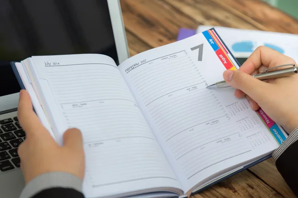 Hombre de negocios señalando el documento del calendario durante la reunión — Foto de Stock