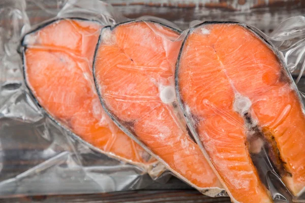 Filets de saumon congelés dans un emballage sous vide — Photo