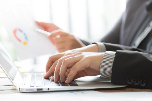 Встреча деловых людей в офисе