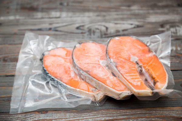 Filets de saumon congelés dans un emballage sous vide — Photo