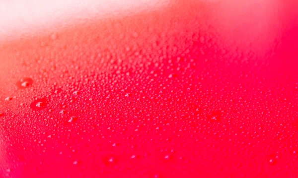 Kırmızı zemin üzerinde su damlaları — Stok fotoğraf
