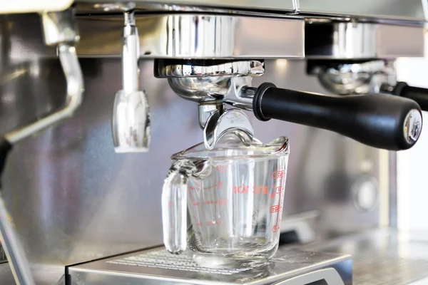 Prepares espresso in coffee shop — Stock Photo, Image