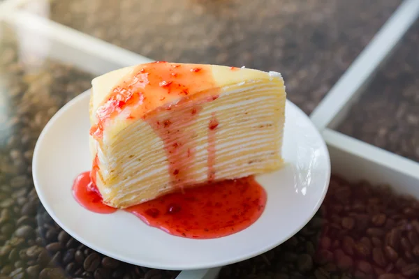 Torta crespata con salsa di fragole — Foto Stock