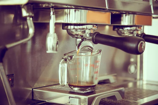 Prepares espresso in coffee shop — Stock Photo, Image