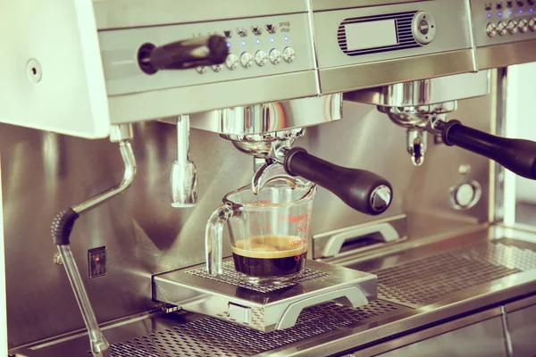 Prepares espresso in coffee shop — Stock Photo, Image