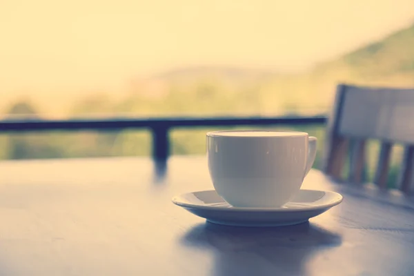木製のテーブルの上の白いカップにコーヒー — ストック写真