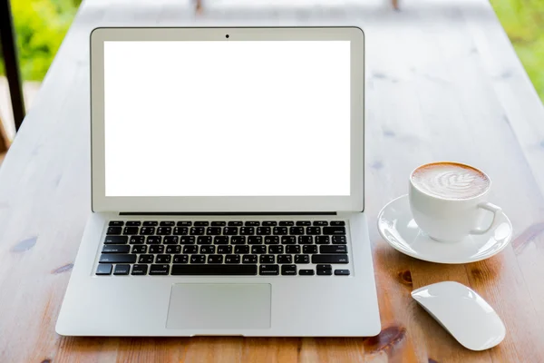 Laptop med kaffekoppen på gamla träbord — Stockfoto