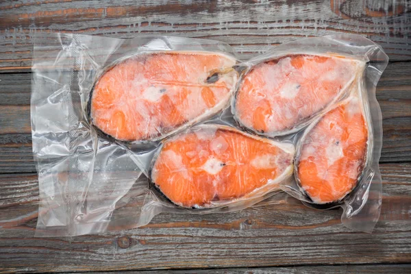Filetes de salmón congelados en un envase al vacío —  Fotos de Stock