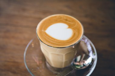 Kalpli bir fincan kahve.