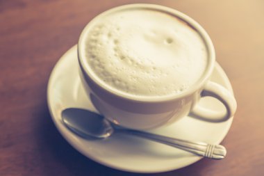 Sıcak latte sanat masada kahve