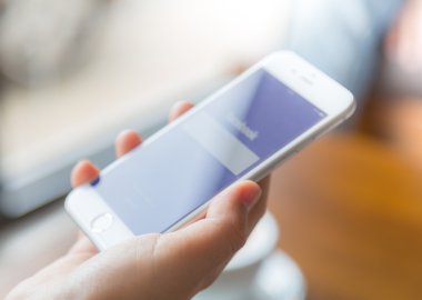 Loei, Tayland - 12 Temmuz 2015: Iphone cep telefonu ile tutan el 