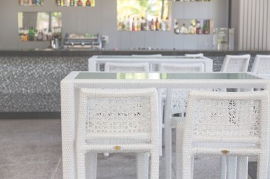 Beyaz masa ve sandalyeler restoranda