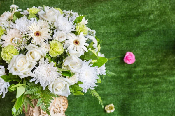 Mooie bloemen in de ceremonie van het huwelijk — Stockfoto