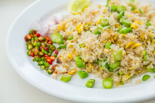 Stekt ris med grönsaker — Stockfoto