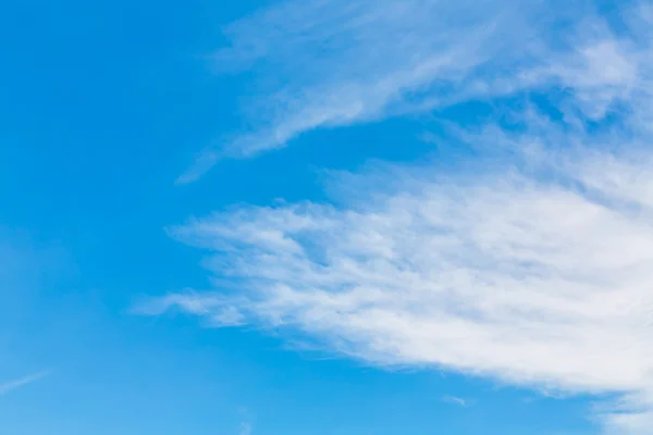 Wolken in de blauwe lucht — Stockfoto