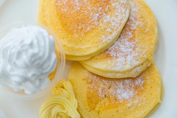 Gâteaux avec crème glacée sur la table — Photo