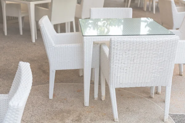 Bílé stoly a židle do restaurace — Stock fotografie