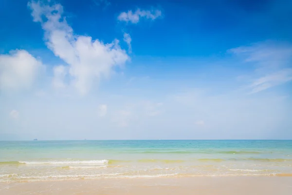 Strand en tropische zee met blauwe hemel — Stockfoto