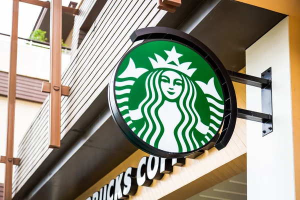 KRABI, TAILANDIA - 18 de julio de 2015: Starbucks Coffee. Starbucks es la mayor compañía de cafeterías — Foto de Stock