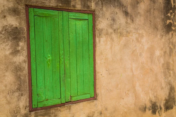 Fenêtre verte sur un vieux mur — Photo