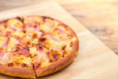 Tahta arka planda pizza.