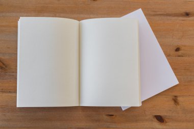 Ahşap arka plan üzerinde boş Kataloğu