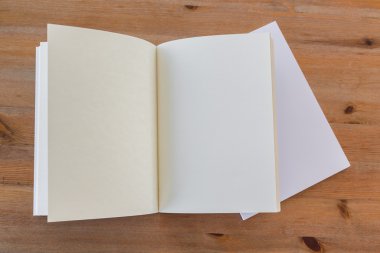 Ahşap arka plan üzerinde boş Kataloğu