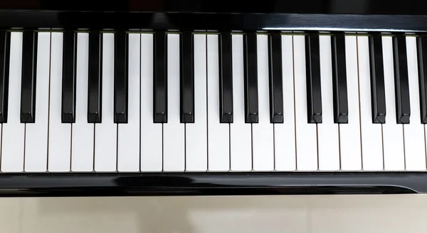 Блискучі клавіші піаніно — стокове фото