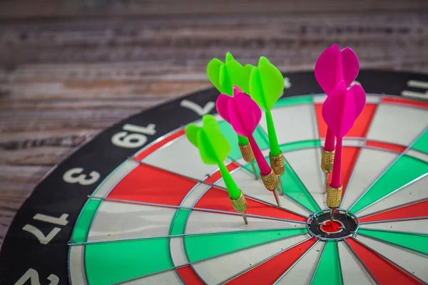 Dartboard na parede de madeira — Fotografia de Stock