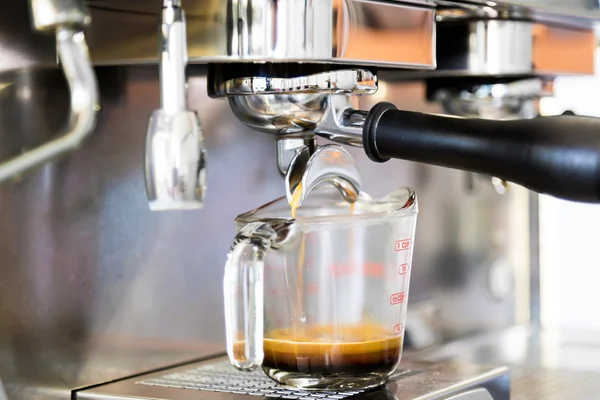 Příprava kávy espreso v kavárně — Stock fotografie