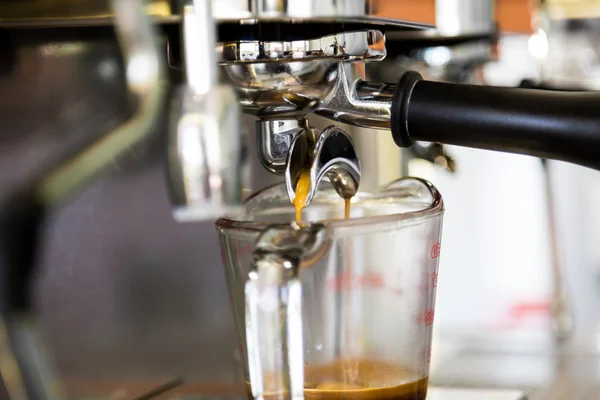 Preparing  espresso in coffee shop — Stock Photo, Image