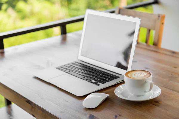 Laptop och kaffe kopp — Stockfoto