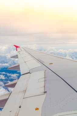 Uçan bir uçağın kanadı