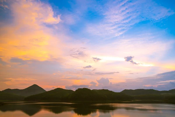 Piękny zachód słońca nad jeziorem — Zdjęcie stockowe