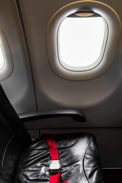 Окно и сиденье самолета — стоковое фото