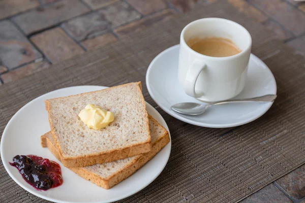 Frukost, rostat bröd och kaffe. — Stockfoto