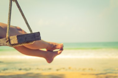 Kadın Plajı'nda bir salıncak üzerinde