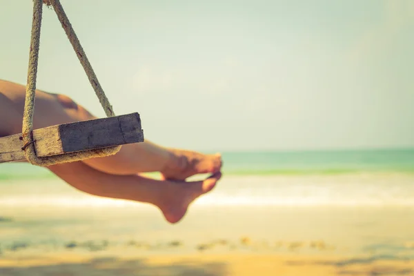 Kadın Plajı'nda bir salıncak üzerinde