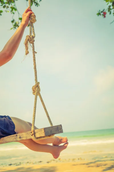 Frau auf Schaukel am Strand — Stockfoto