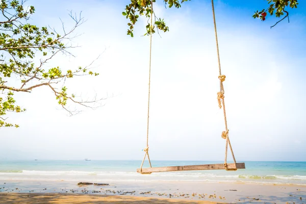 Un'altalena sulla bellissima spiaggia tropicale — Foto Stock