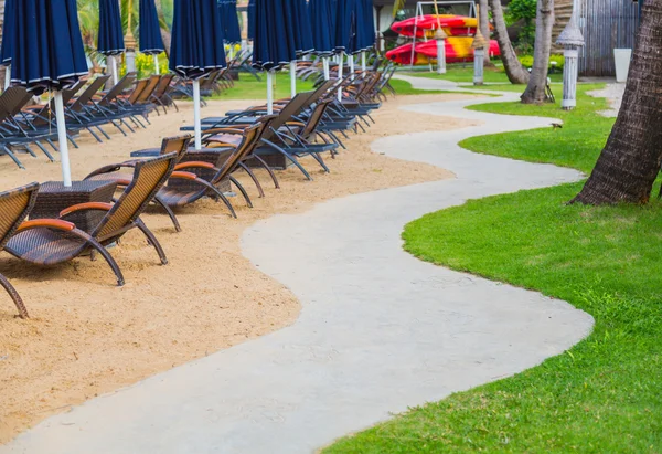 Chaises de plage et parasols — Photo