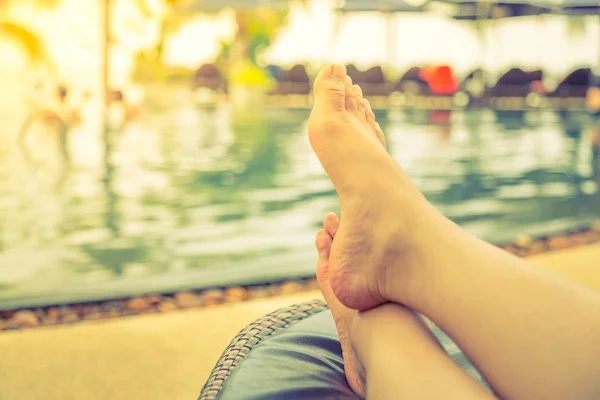 Frauenbeine am Schwimmbad — Stockfoto